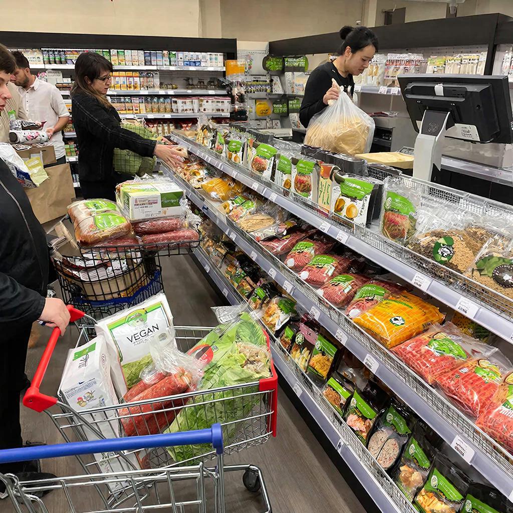 Потребление веганской еды выросло: кто покупает и какие новинки популярны