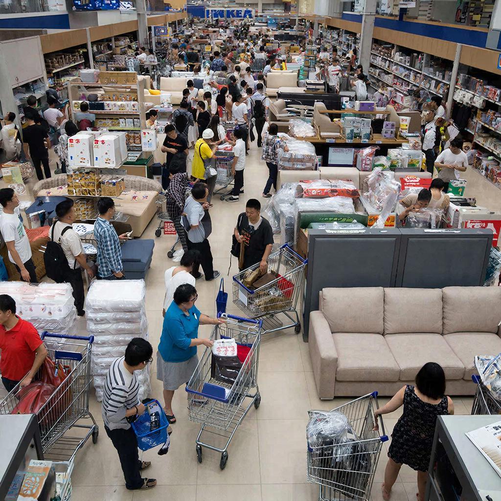 Китайские покупатели устроили последний шопинг в закрывающихся магазинах IKEA