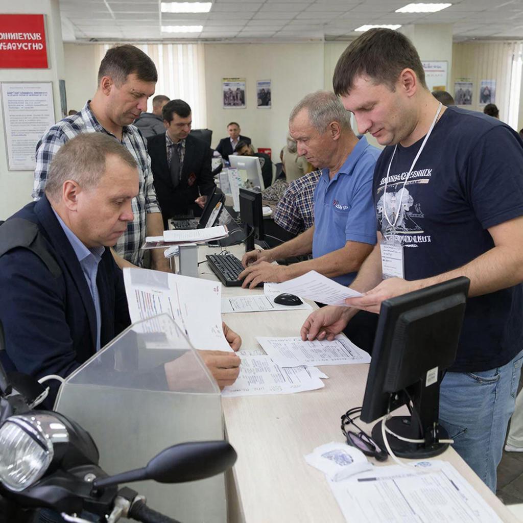 На Госуслугах появится возможность покупки ОСАГО для таксистов и байкеров