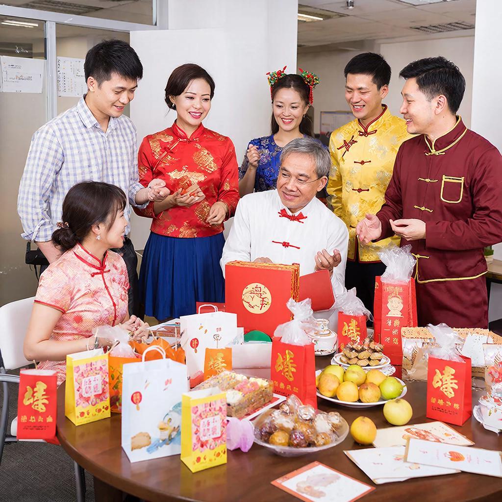 Китайские компании дарят сотрудникам зарплату мешками наличных