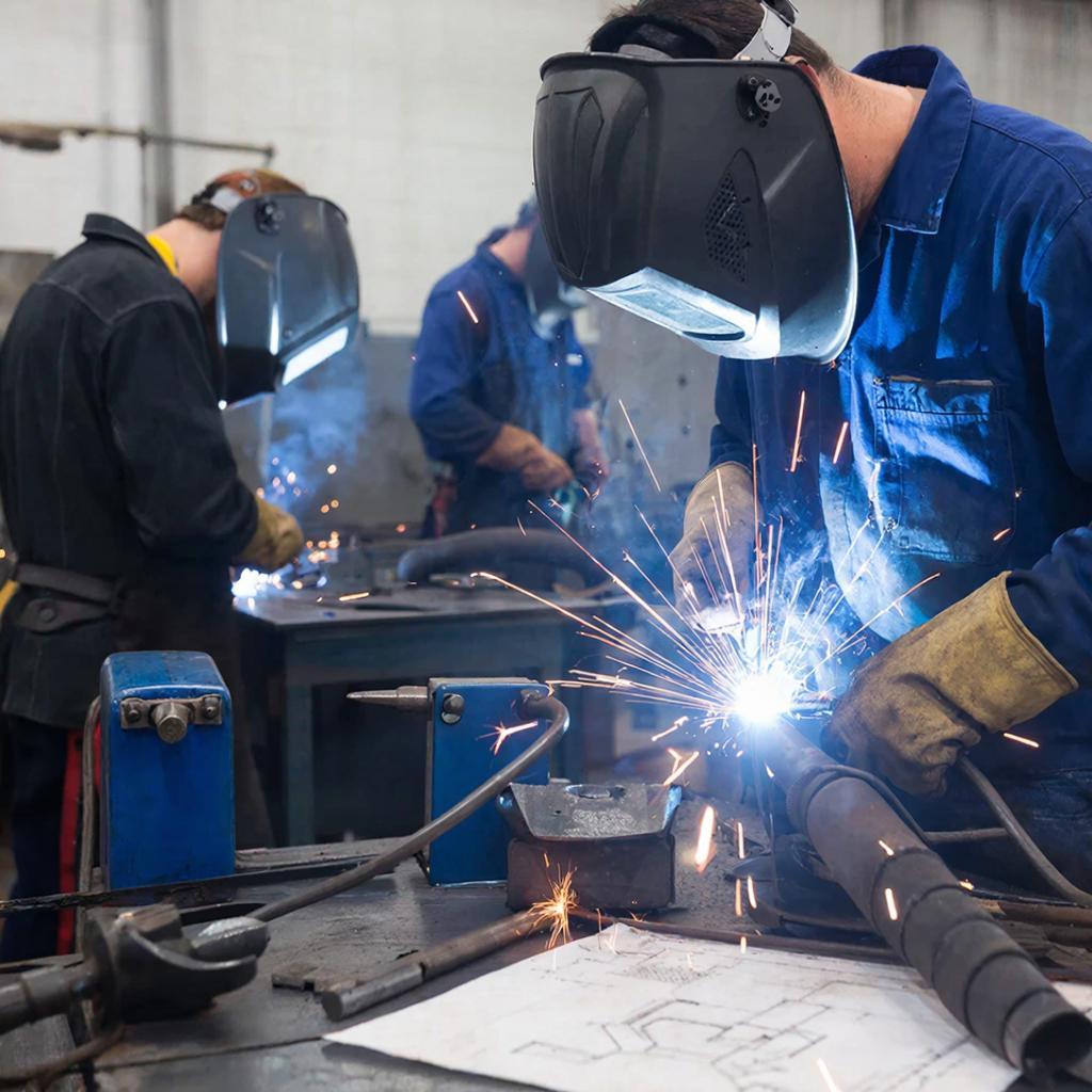 Сварщики возглавили рейтинг зарплат среди российских рабочих